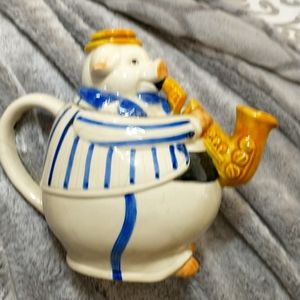 Vintage pig teapot OTAGiRL  one small chip on the tip of the horn 6X8 inch